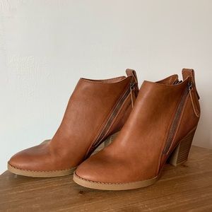 DV by Dolce Vita Jameson brown booties 9.5